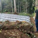 Aceng Suryana, 31, Warga Kampung Cigumentong, Desa Sindulang, Kecamatan Cimanggung, Kabupaten Sumedang saat menunjukkan makam Mr Jansen Tuan Block. (Yanuar Baswata/Jabar Ekspres)