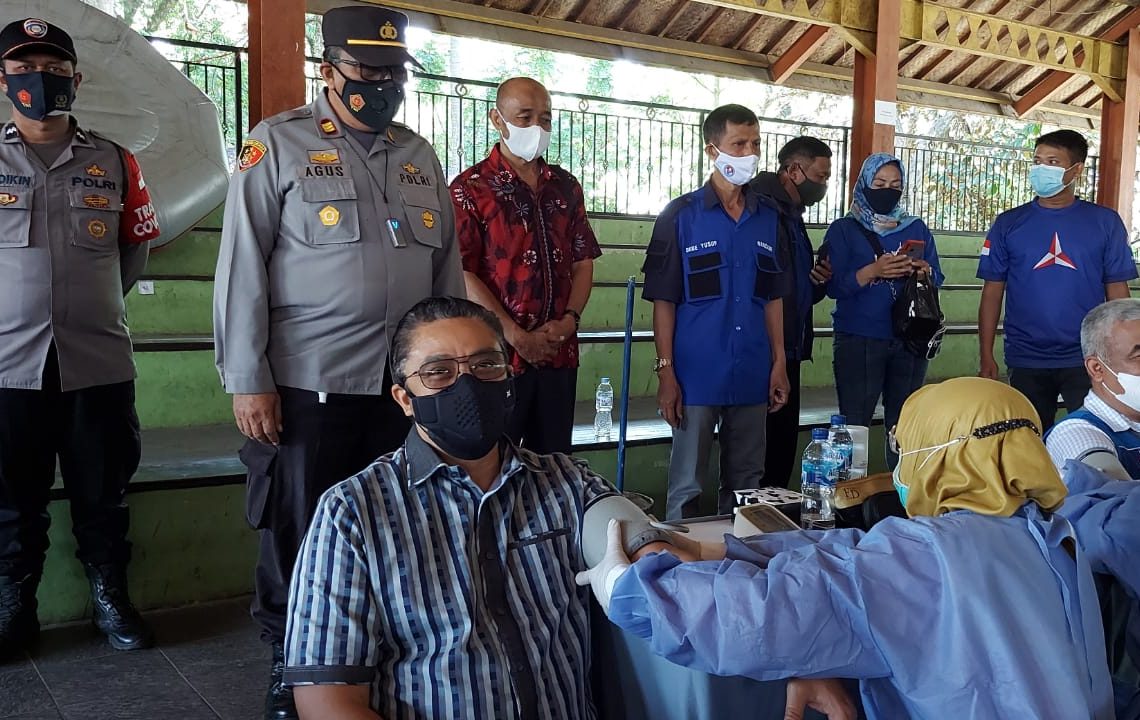 Wakil Ketua Komisi X DPR Ri, Dede Yusuf Macan Effendy melakukan cek tubuh di sela-sela kunjungan ke lokasi vaksinasi yang digelar Partai Demokrat, di Objek Wisata Kampung Batu, Kabupaten Bandung. (Yully S Yulianty/Jabar Ekspres)
