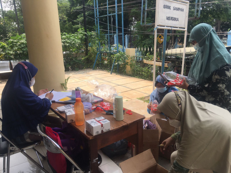 Kegiatan di Bank Sampah Merdeka Sukmajaya. (ist)