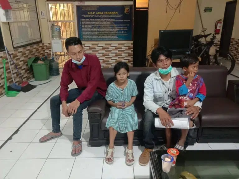 Dua Kaka beradik yang mengaku dari Cirebon hingga dibawa oleh orang tidak dikenal dibawa ke Bandung, sedang dijemput keluarganya. (Istimewa)