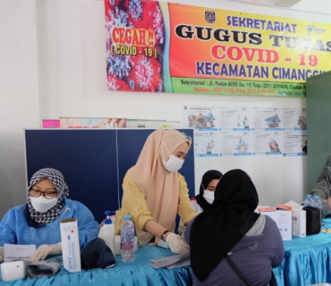 Kegiatan vaksinasi di Kecamatan Cimanggis, Depok, Jumat (15/10).