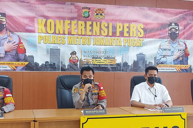 Wakapolres Metro Jakarta Pusat AKBP Setyo Koes Heriyanto (kiri) dalam konferensi pers di Polres Metro Jakarta Pusat Kemayoran, Selasa (19/10/2021). ANTARA/Mentari Dwi Gayati