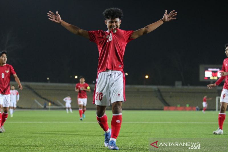 Penyerang tim nasional U-23 Indonesia Amiruddin Bagus merayakan gol yang dicetaknya ke gawang Tajikistan dalam laga uji coba di Stadion Republican Central, Dushanbe, Tajikistan, Selasa (19/10/2021). Pada pertandingan persiapan menuju Kualifikasi Piala Asia U-23 2022 itu, Indonesia menang dengan skor 2-1. (ANTARA/HO/PSSI)