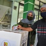 Sejumlah warga menggunakan hak pilihnya dalam pemilihan kepala desa di Kabupaten Bandung. ANTARA/HO-Humas Pemkab Bandung.