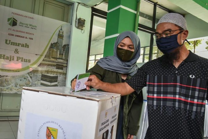 Sejumlah warga menggunakan hak pilihnya dalam pemilihan kepala desa di Kabupaten Bandung. ANTARA/HO-Humas Pemkab Bandung.