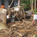Rumah rusak berat akibat longsor di Kampung Cibulakan Desa Mekarsari Kecamatan Pacet, Kabupaten Bandung, Selasa (19/10)