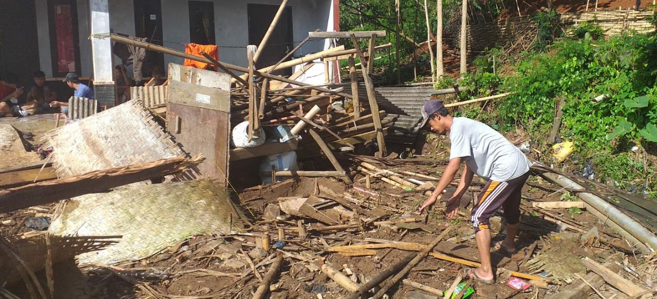 Rumah rusak berat akibat longsor di Kampung Cibulakan Desa Mekarsari Kecamatan Pacet, Kabupaten Bandung, Selasa (19/10)