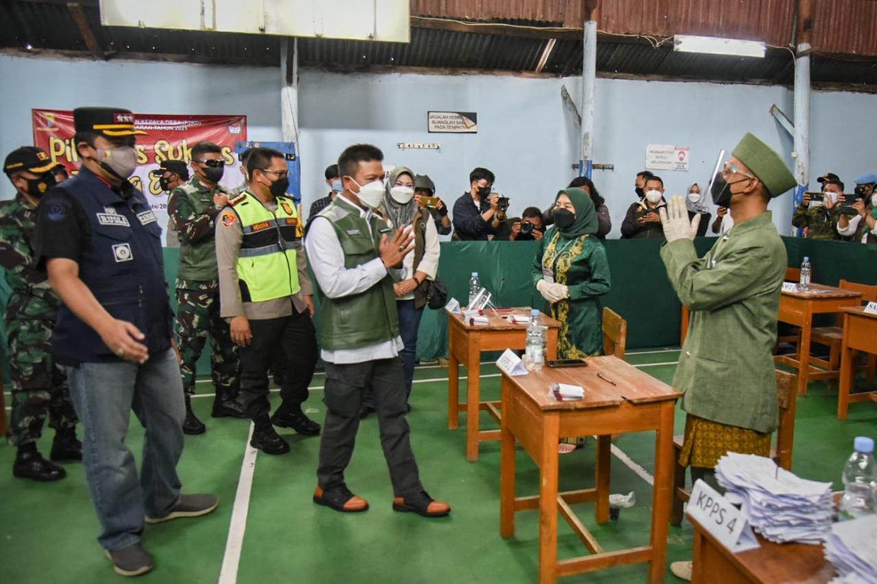 Bupati Bandung Dadang Supriatna memantau pelaksanaan Pemilihan Kepala Desa (Pilkades) Serentak Tahun 2021, Rabu (20/10).