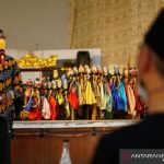 Wakil Bupati Garut Helmi Budiman memberikan sambutan saat acara Festival dan Binojakrama Padalangan se-Kabupaten Garut di Gedung Bale Paminton Intan Dewata, Garut Kota, Jawa Barat, Rabu (20/10/2021). (ANTARA/HO-Diskominfo Garut)