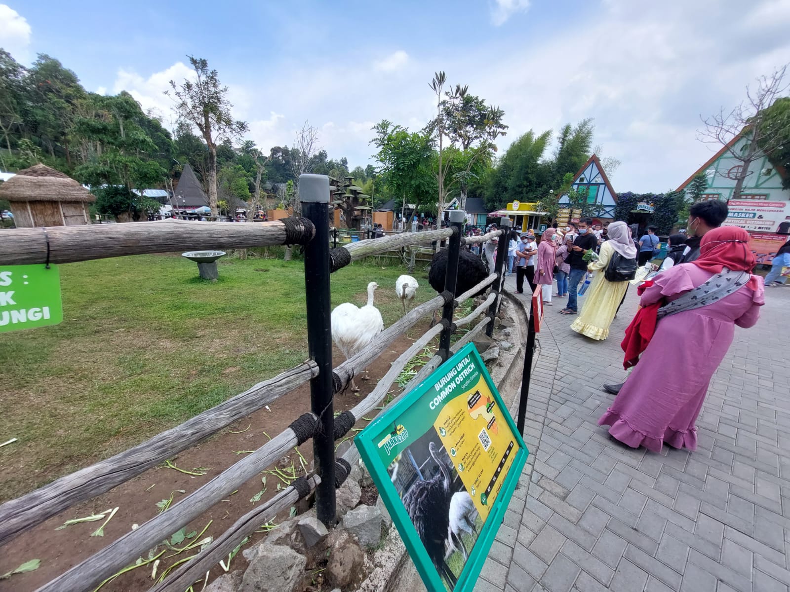 Pengunjung memadati area objek wisata Lembang Park and Zoo, di KBB.