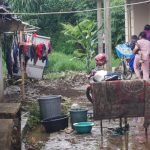 Warga Kampung Babakan, Cikole, Lembang, masih berjibaku membersihkan sisa terjangan banjir,