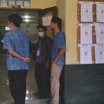 Penjabat Kepala Desa Nagrog, Dadan Ramdani (baju putih) saat memantau proses penghitungan hasil suara calon kades, Rabu (20/10).
