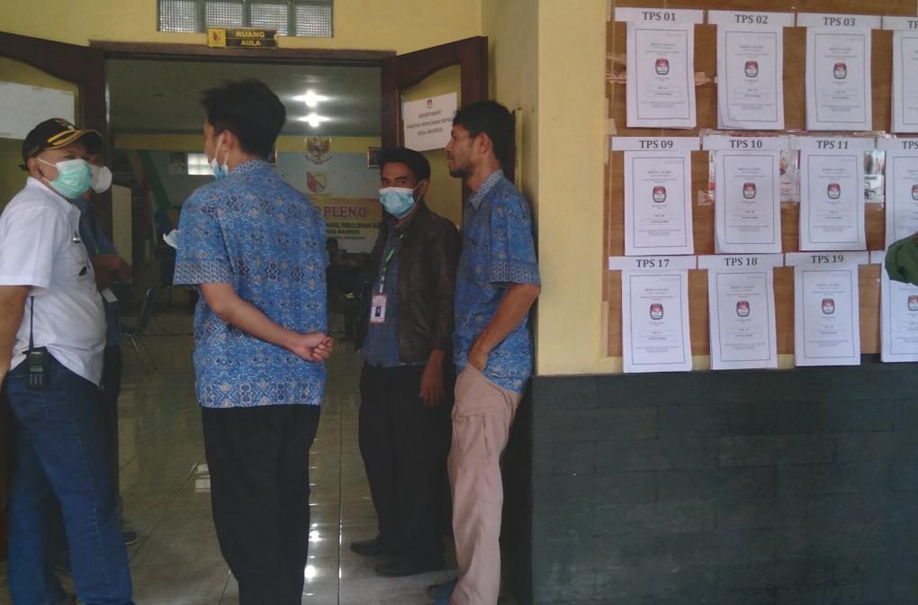 Penjabat Kepala Desa Nagrog, Dadan Ramdani (baju putih) saat memantau proses penghitungan hasil suara calon kades, Rabu (20/10).