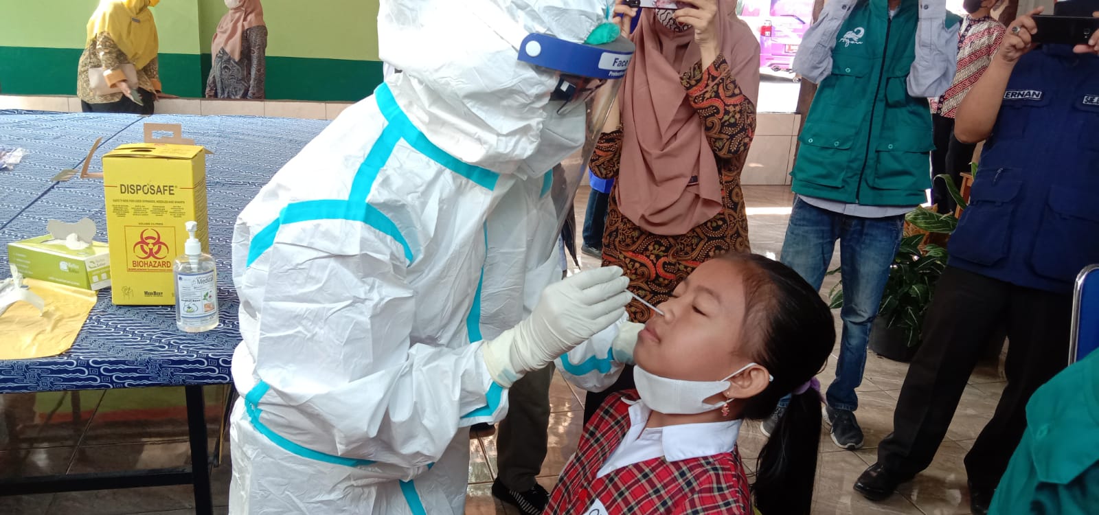 Dinkes Kota Bandung saat melakukan sampling Swab PCR di salah satu sekolah yang melaksanakan PTM. (Foto: Sandi Nugraha)