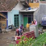 Warga Cikole, Lembang, KBB, saat sedang membersihkan perabotan sisa terjangan banjir yang terjadi sehari sebelumnya.