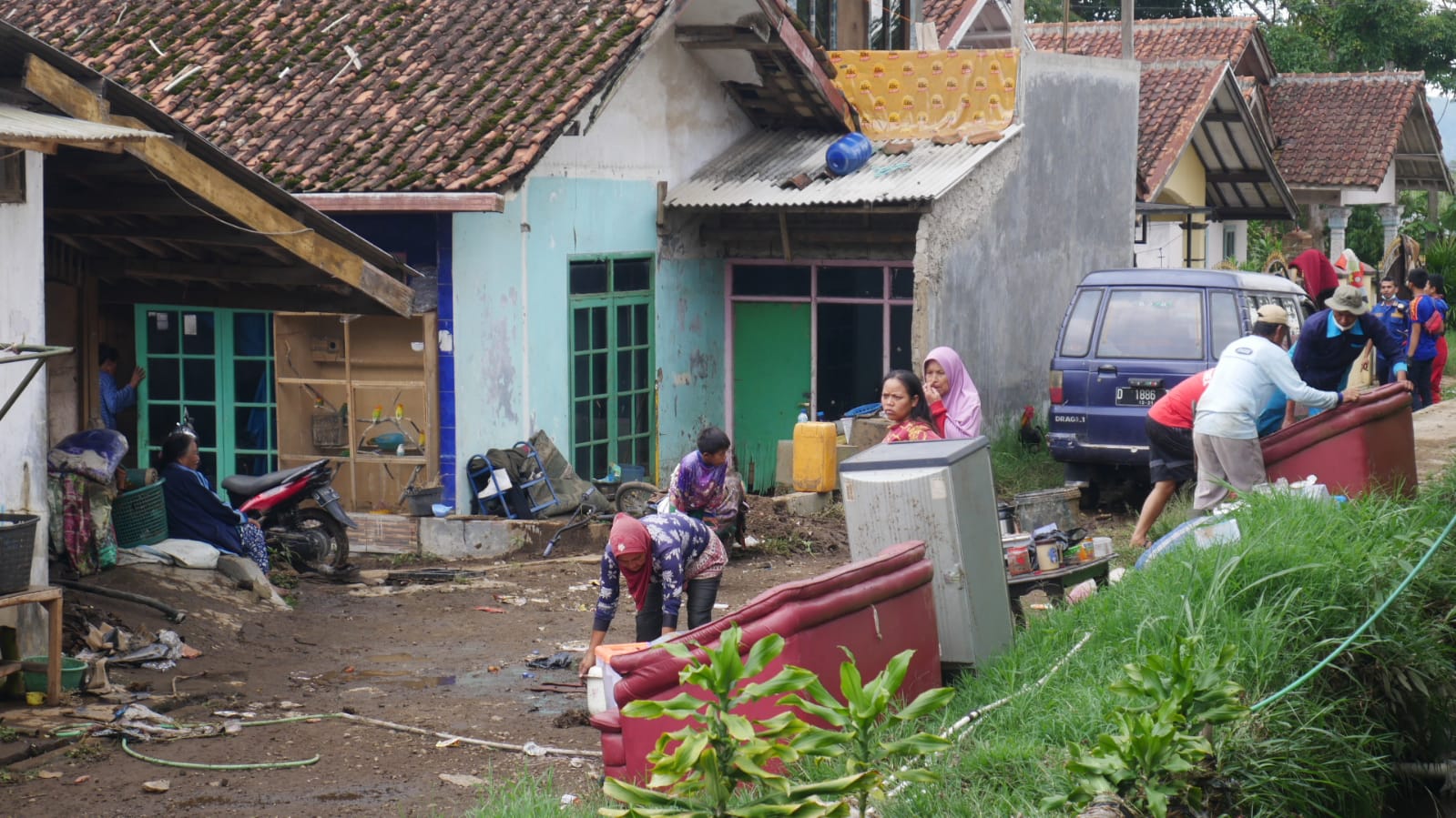 Warga Cikole, Lembang, KBB, saat sedang membersihkan perabotan sisa terjangan banjir yang terjadi sehari sebelumnya.