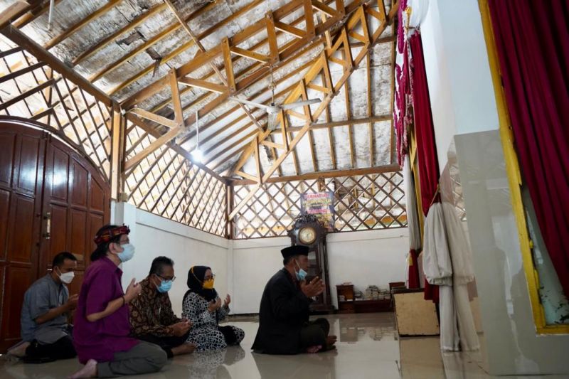 Pimpinan dan Anggota Komisi V DPRD Provinsi Jawa Barat saat melakukan peninjauan pengembangan kebudayaan serta mendapatkan informasi terkait bantuan provinsi untuk makam Syekh Quro yang bertempat di Makam Syekh Quro, Kabupaten Karawang, Jumat (22/10/21). ANTARA/HO-Humas DPRD Jabar