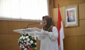 Kepala Disdukcapil Kota Cimahi Ipah Latifah saat sambutan launching aplikasi Sipade dan Sibenar, Jumat (22/10)(Intan Aida/Jabar Ekspres)
