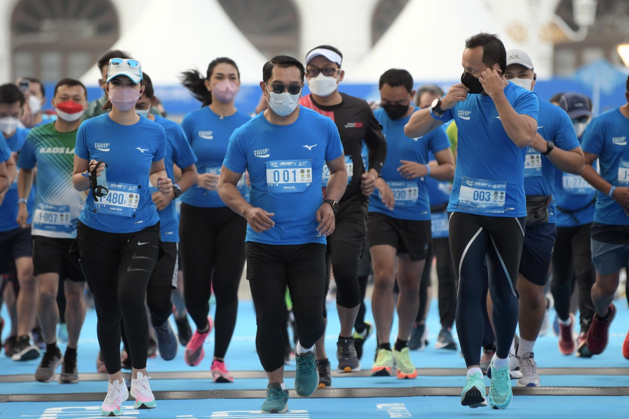 Gubernur Jawa Barat Ridwan Kamil saat membuka Pocari Sweat Run Indonesia 2021 di Gedung Sate, Kota Bandung, Minggu (24/10/2021) pagi. Ajang lari tersebut menerapkan prokes ketat dan jarak antarpelari diatur. (Foto: Rizal FS/Biro Adpim Jabar)