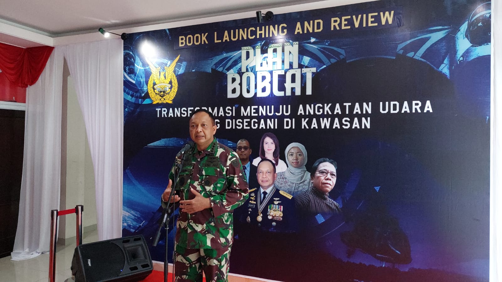 Marsekal TNI Fadjar Presetyo, saat menjelaskan soal buku Plan Bobcat hasil karyanya yang dilaunching di Seskoau Lembang.