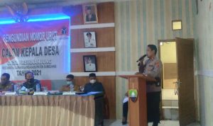 Kapolsek Cimanggung, Kompol Herdis Suhardiman saat berikan pesan serta imbauan terkait pilkades di Desa Pasirnanjung, beberapa waktu lalu.
