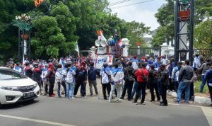 UNJUK RASA: Ratusan buruh melakukan aksi tuntutan kenaikan upah tahun 2022 di depan kantor Wali Kota Cimahi, Jalan Rd. Demang Hardjakusumah.