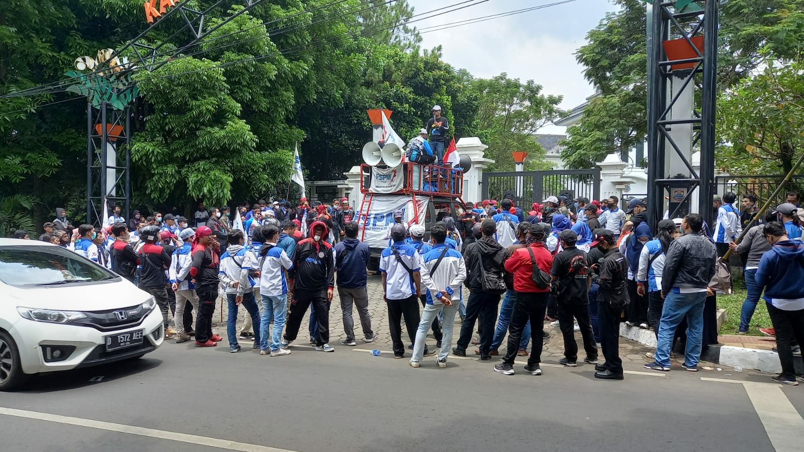 UNJUK RASA: Ratusan buruh melakukan aksi tuntutan kenaikan upah tahun 2022 di depan kantor Wali Kota Cimahi, Jalan Rd. Demang Hardjakusumah.