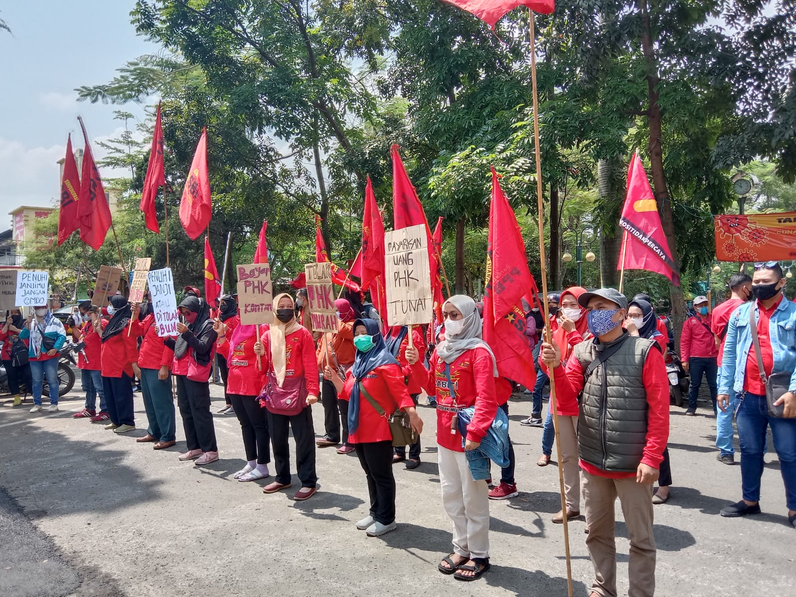 Puluhan peserta unjuk rasa di depan Gedung DPRD Kota Cimahi, beberapa waktu lalu. (Intan Aida/Jabar Ekspres)