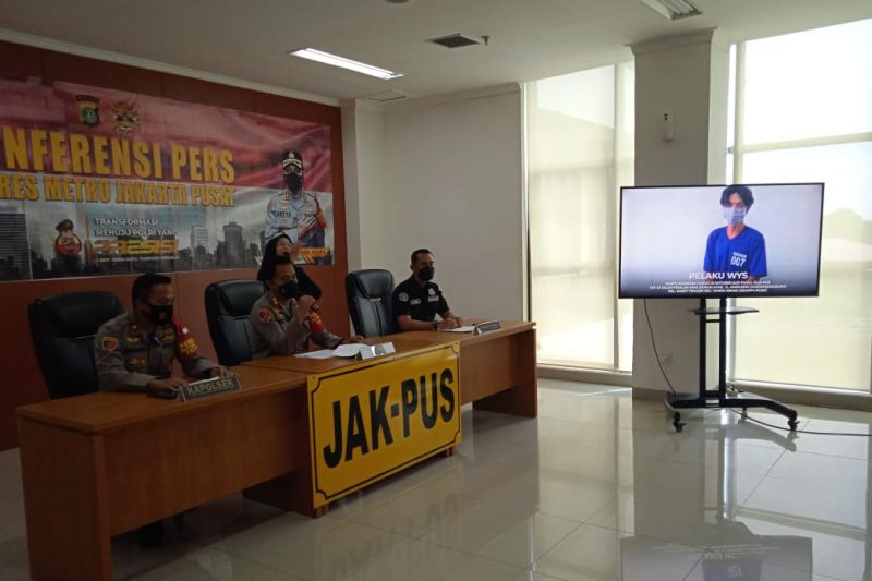 Polres Metro Jakarta Pusat mengungkap kasus tindakan asusila eksibisionis di Kawasan Stasiun Sudirman, Jakarta Pusat, Rabu (27/10/2021) ANTARA/Mentari Dwi Gayati