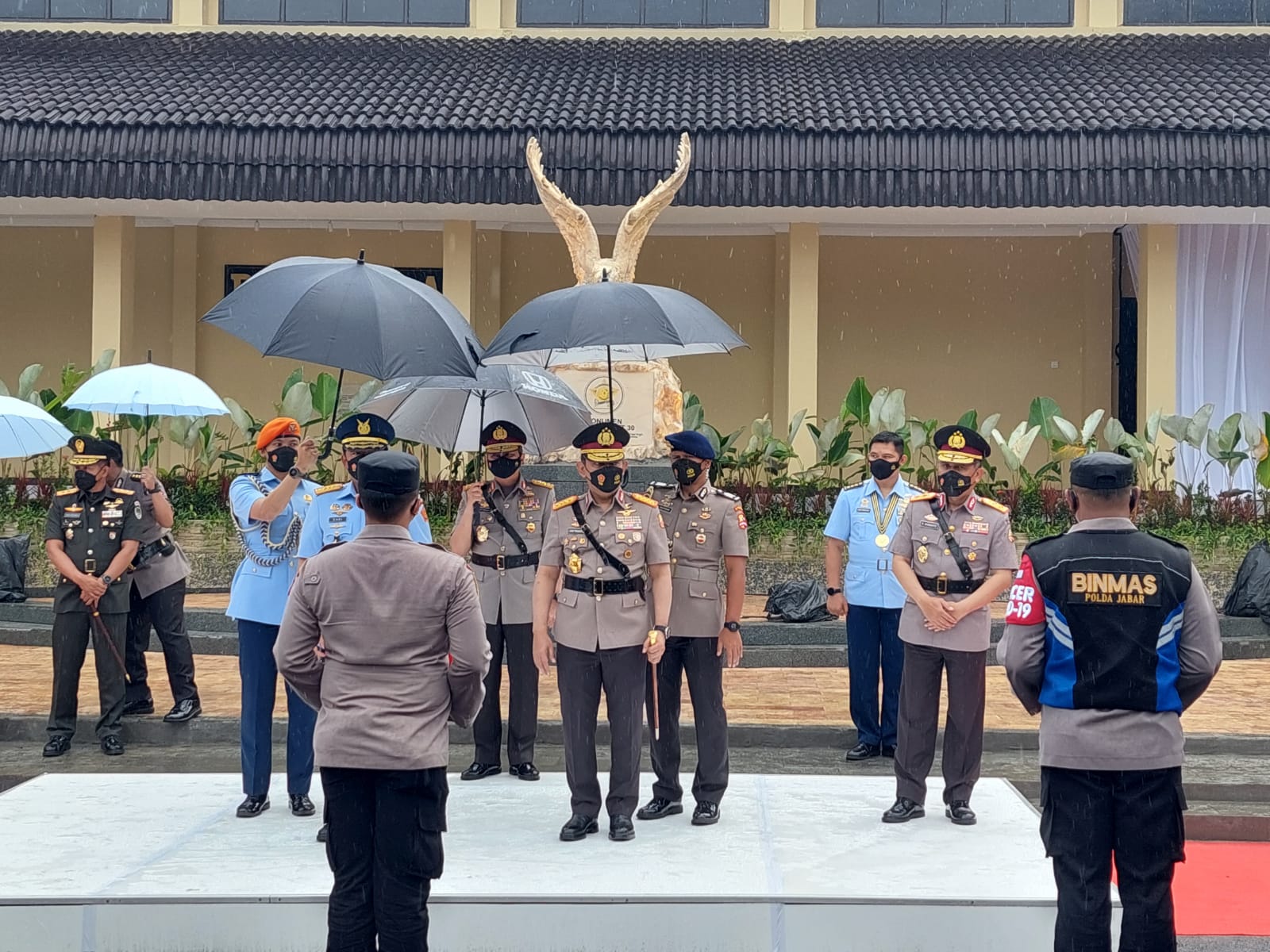 Kapolri Jenderal Polisi Listyo Sigit Prabowo bersama Panglima TNI Marsekal Hadi Tjahjanto saat memimpin penyaluran bansos dan vaksinasi di Sespim Pol Lembang.