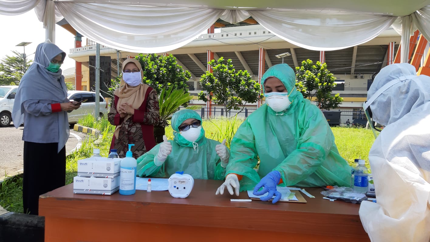 Ilustrasi: Tim Medis Dinas Kesehatan Kab. Bandung melaksanakan test swab antigen masal, beberapa waktu lalu. (Yully S Yulianty/Jabar Ekspres)