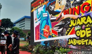 Kapolri Jenderal Pol Listyo Sigit Prabowo menyerahkan piala Bhayangkara Mural Festival 2021 kepada pemenang pertama di Lapangan Bhayangkara, Jakarta Selatan, Sabtu (30/10/2021). (ANTARA/Laily Rahmawaty)