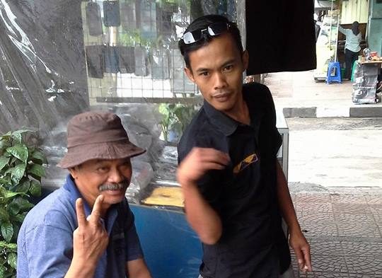 Ade Londok bersama penjual Odading mang oleh Foto: akun FB ade londok