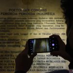 Mahasiswa mengunjungi Museum Sumpah Pemuda, di Jalan Kramat Raya No. 106, Jakarta, Selasa (27/10/2020). ANTARA FOTO/Indrianto Eko Suwarso/foc.