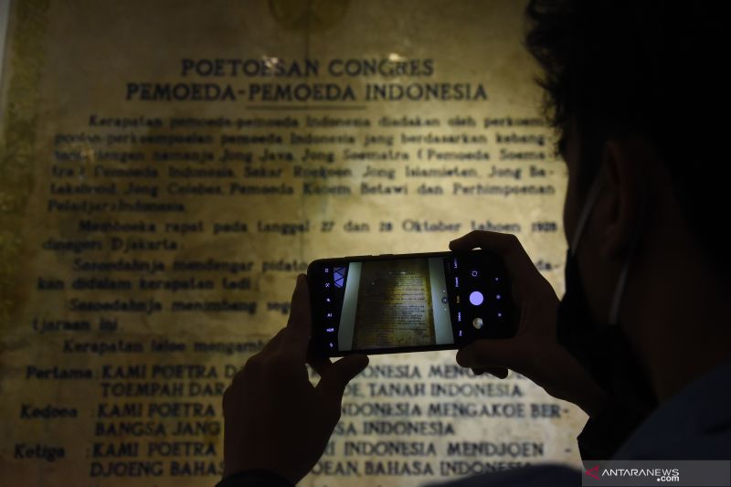 Mahasiswa mengunjungi Museum Sumpah Pemuda, di Jalan Kramat Raya No. 106, Jakarta, Selasa (27/10/2020). ANTARA FOTO/Indrianto Eko Suwarso/foc.