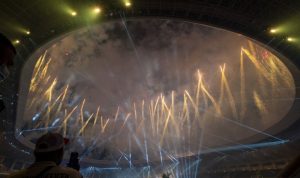 Pengunjung mengabadikan pesta kembang api dengan mengudakan ponsel pada pembukaan PON Papua di Stadion Lukas Enembe, Sentani, Kabupaten Jayapura, Papua, Sabtu (2/10/2021). ANTARA FOTO/M Agung Rajasa/YU
