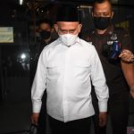 Bupati Hulu Sungai Utara (HSU) Abdul Wahid meninggalkan Gedung Merah Putih KPK usai menjalani pemeriksaan di Jakarta, Jumat (1/10/2021). ANTARA FOTO/Indrianto Eko Suwarso/rwa.