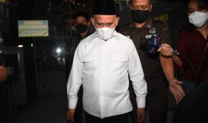 Bupati Hulu Sungai Utara (HSU) Abdul Wahid meninggalkan Gedung Merah Putih KPK usai menjalani pemeriksaan di Jakarta, Jumat (1/10/2021). ANTARA FOTO/Indrianto Eko Suwarso/rwa.