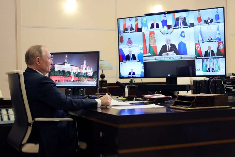 Presiden Rusia Vladimir Putin menghadiri pertemuan dengan sejumlah kepala negara Persemakmuran Negara-negara Merdeka(CIS) melalui konferensi video, di kediamannya diluar Moskow, Rusia, Jumat (15/10/2021). ANTARA FOTO/Sputnik/Evgeniy Paulin/Kremlin via REUTERS/AWW/djo (via REUTERS/SPUTNIK)