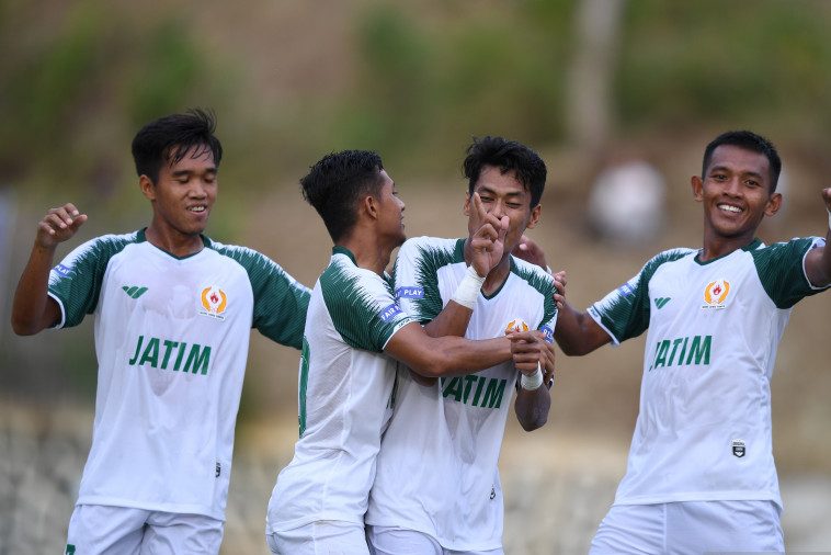 Sejumlah pesepak bola Jawa Timur merayakan gol yang dicetak Dian Sasongko (kedua kanan) ke gawang Jawa Tengah dalam pertandingan sepak bola PON Papua di Stadion Mahacandra, Papua, Jumat (1/10/2021). ANTARA FOTO/Akbar Nugroho Gumay/foc.