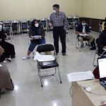 Arsip Foto. Mahasiswa mengikuti uji coba perkuliahan tatap muka dengan menerapkan protokol kesehatan di Fakultas Hukum Universitas Sebelas Maret (UNS), Solo, Jawa Tengah, Rabu (7/4/2021). (ANTARA FOTO/Maulana Surya/hp)