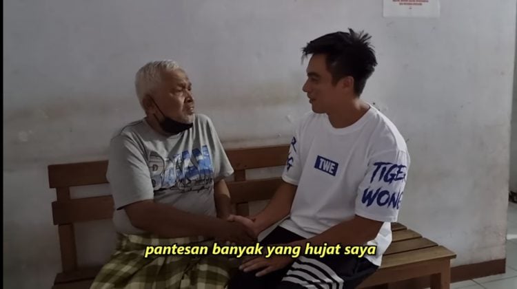 Baim Wong dan kakek Suhud saling bermaaf-maafan. (YouTube Baim Paula)