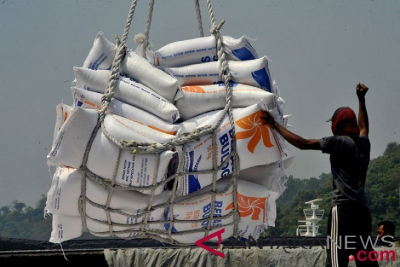 Ilustrasi: Pekerja menurunkan beras impor asal Vietnam dari kapal di Pelabuhan Indah Kiat, Merak, Cilegon, Banten. (Foto Antaranews.com)