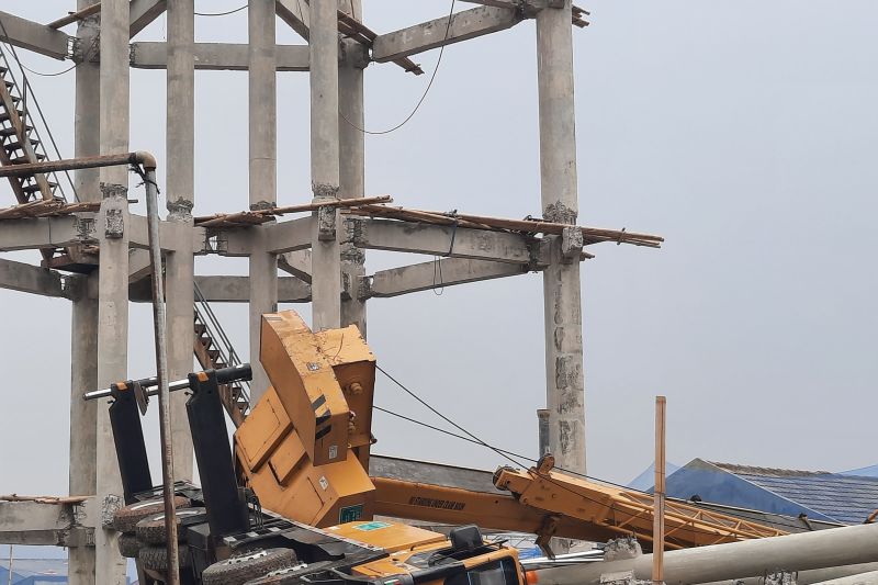Crane roboh pada proyek PDAM Tirta Asasta Kota Depok (ANTARA/Foto: Feru Lantara)
