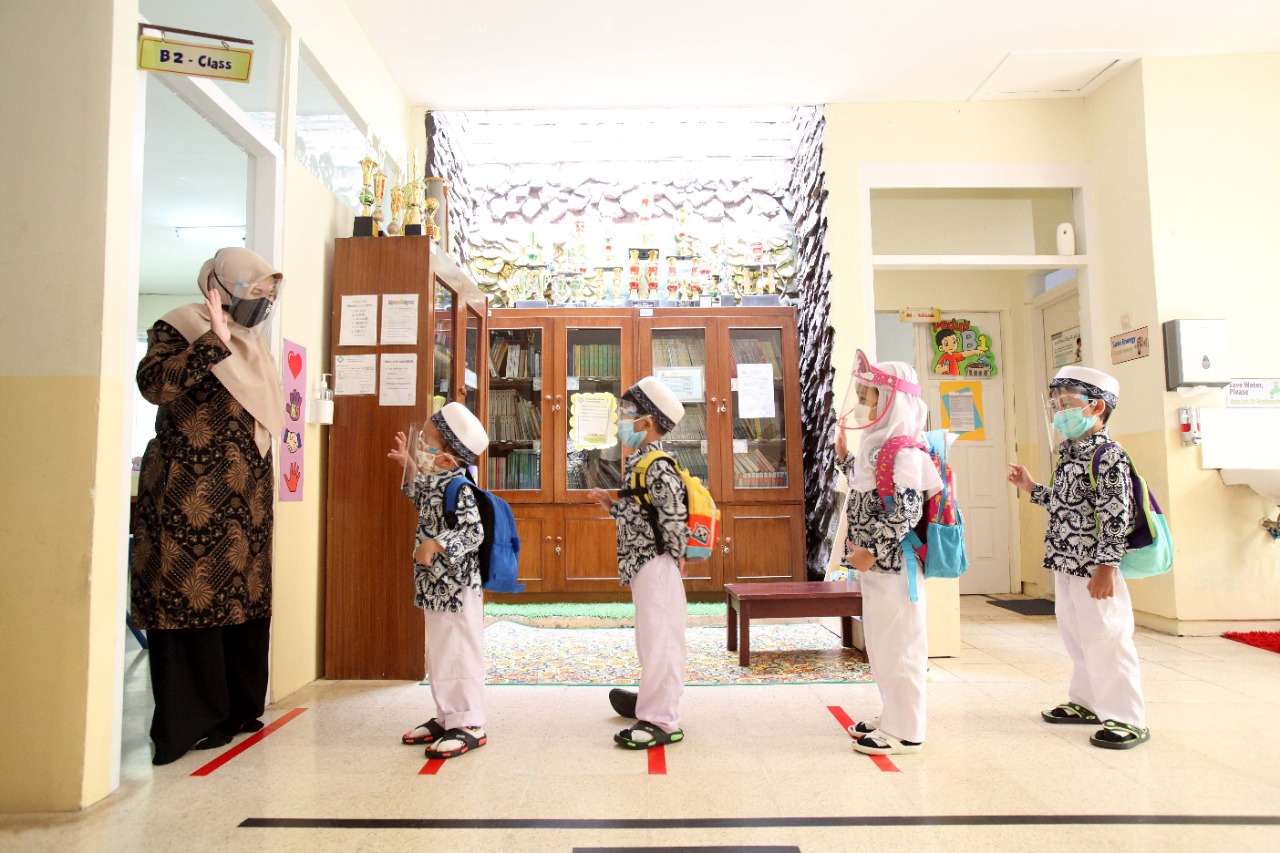 SISWA Darul Hikam Kindergarten and Pre-K menjaga jarak saat masuk kelas. (Ade Bayu Indra/Humas Darul Hikam)