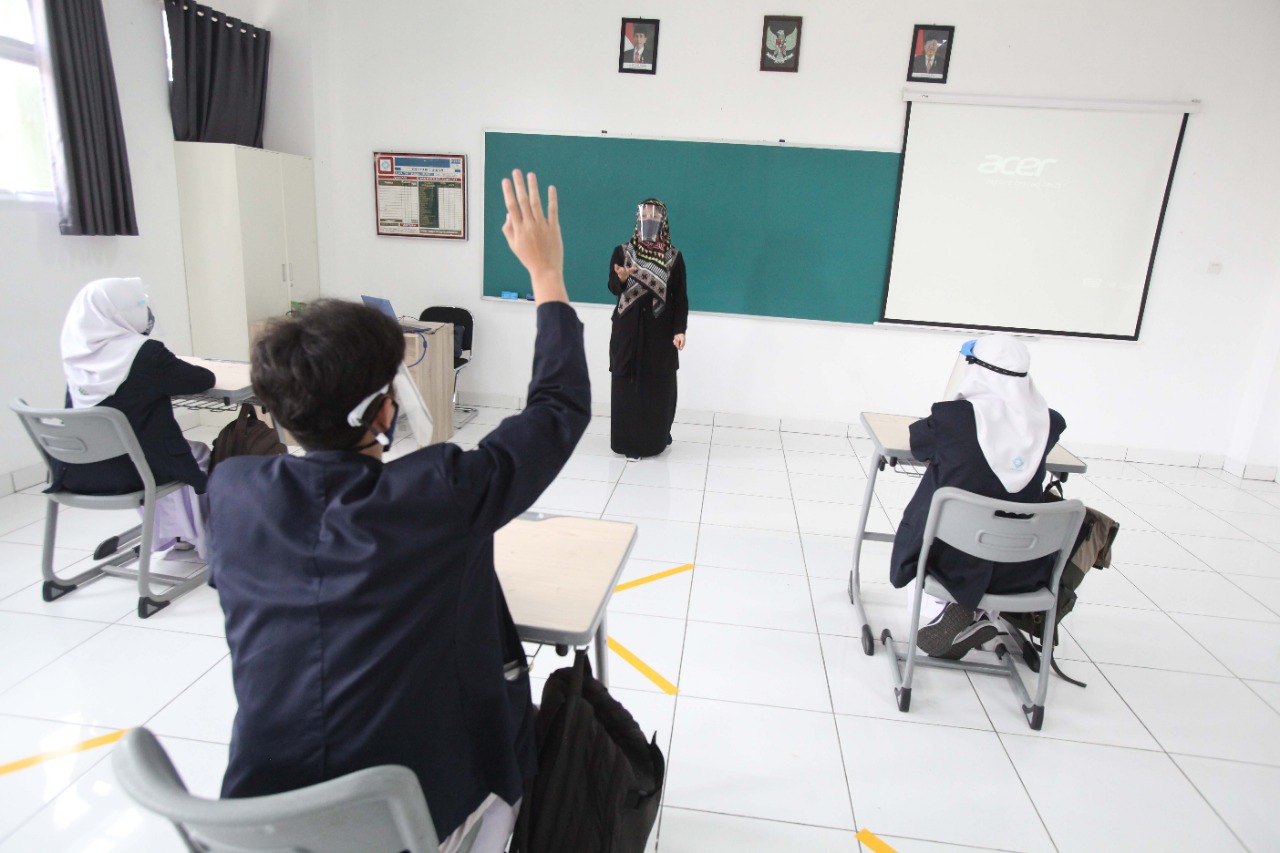 SISWA aktif berdiskusi terkait riset yang menjadi keunggulan SMA Unggulan Darul Hikam, SMA Unggulan Berasrama Darul Hikam, dan DHIS Secondary. (Ade Bayu Indra/Humas Darul Hikam)