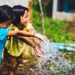 dua orang anak bermain dengan air (Pixabay)