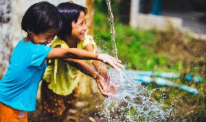 dua orang anak bermain dengan air (Pixabay)