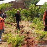 Pergerakan tanah di Kampung Cikekep, Desa Cidadap, Kecamatan Campaka, Cianjur, Jawa Barat, terus meluas dengan kedalaman mencapai 30 centimeter, sehingga warga diimbau waspada dan segera mengungsi, jika hujan turun deras, Jumat (1/10). ANTARA POTO. (Ahmad Fikri)