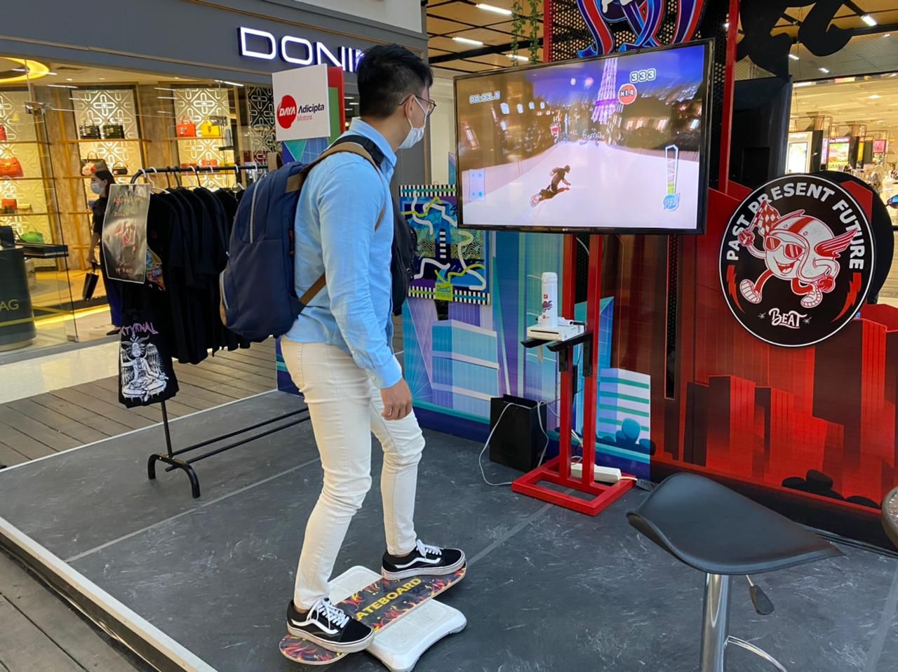 Pengunjung sedang mencoba games Virtual Skateboadd di area booth Honda Paris Van Java, Bandung